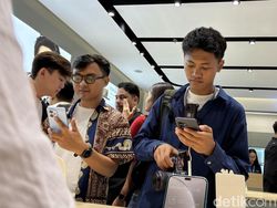 Aksi Barongsai Tandai Pembukaan Toko Pertama Honor di Indonesia