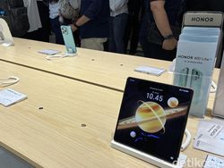 Aksi Barongsai Tandai Pembukaan Toko Pertama Honor di Indonesia