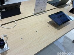 Aksi Barongsai Tandai Pembukaan Toko Pertama Honor di Indonesia