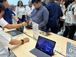 Aksi Barongsai Tandai Pembukaan Toko Pertama Honor di Indonesia