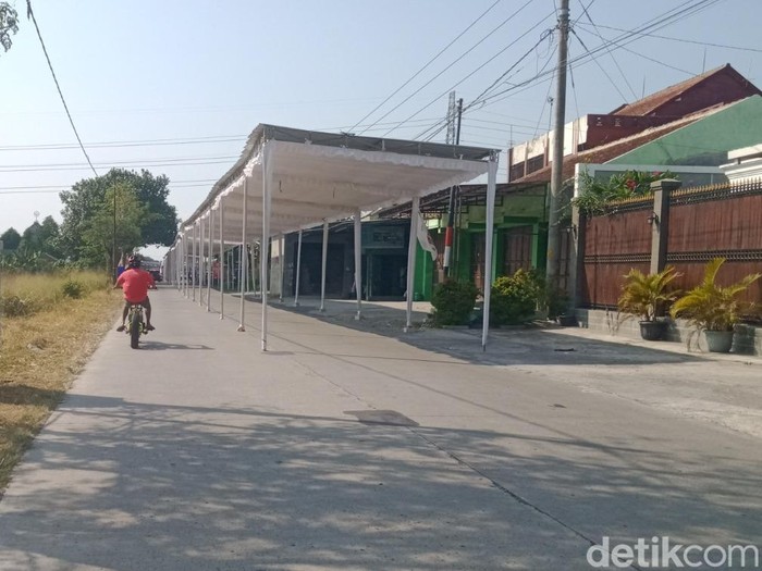 Persiapan jelang peluncuran Kopdes Merah Putih di Desa Bentangan, Kecamatan Wonosari, Klaten, Jumat (18/7/2025) siang.