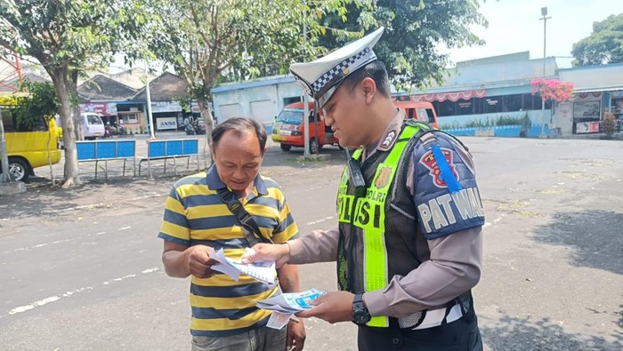 Personel Satlantas Polres Batu bersama sopir angkot di Terminal Kota Batu.