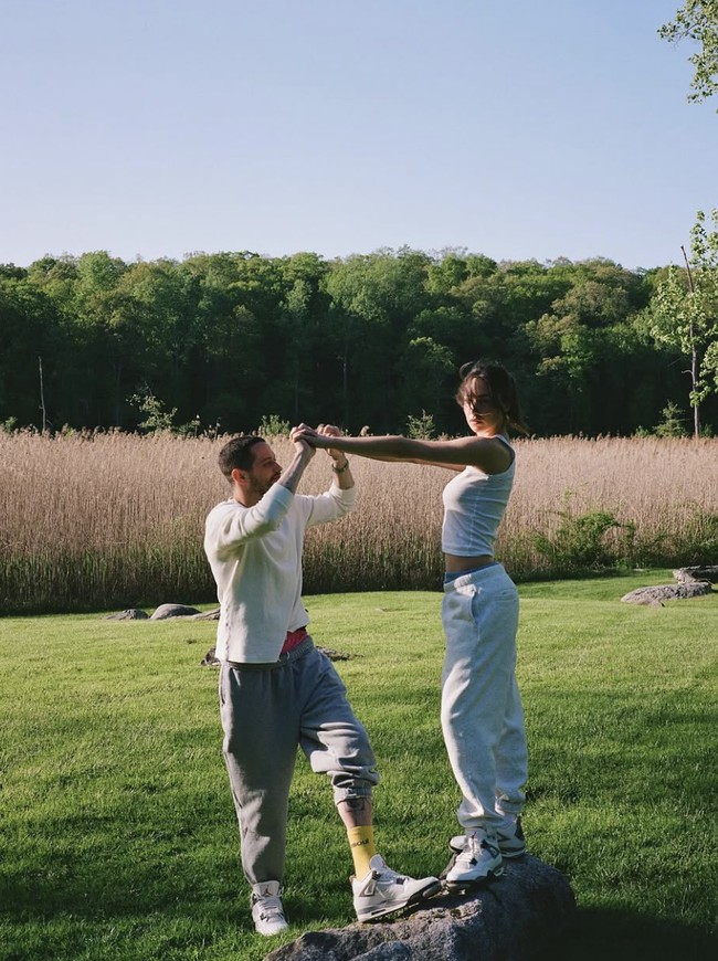 “welp now everyone knows we had sex,” begitu keterangan foto Elsie sambil menunjukkan foto kemesraannya dengan Pete Davidson hingga foto USG.  Foto: dok. Instagram @elsie