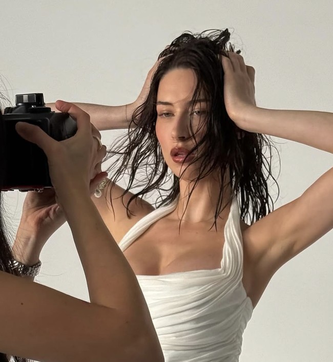 Elsie adalah wanita asal Inggris yang hijrah ke Los Angeles, AS bersama keluarganya saat berusia 10. Di usia 18, Elsie kemudian menjadi model dan tampil untuk iklan brand fashion ternama seperti Guess.  Foto: dok. Instagram @elsie