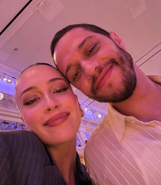 Elsie pun sempat berpacaran dengan Benny Blanco yang saat ini bertunangan dengan Selena Gomez. Sementara itu, Pete pernah menjalin hubungan dengan Kim Kardashian hingga Ariana Grande. Foto: dok. Instagram @elsie