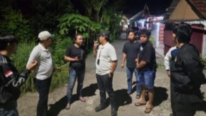 Pihak kepolisian melakukan olah TKP
