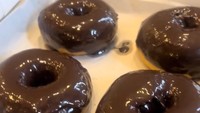 Ada beberapa varian rasa donat Pinkan Mambo. Salah satu yang banyak dipesan adalah varian topping cokelat. Foto: TikTok/@pinkan_mambo1111