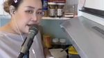 Aksi Pinkan Mambo Buat Pesanan Donat Sambil Live di TikTok