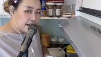 Setelah donat-donat matang, Pinkan akan meniriskannya terlebih dahulu. Ia juga menyiapkan kardus untuk mengemas donatnya. Foto: TikTok/@pinkan_mambo1111