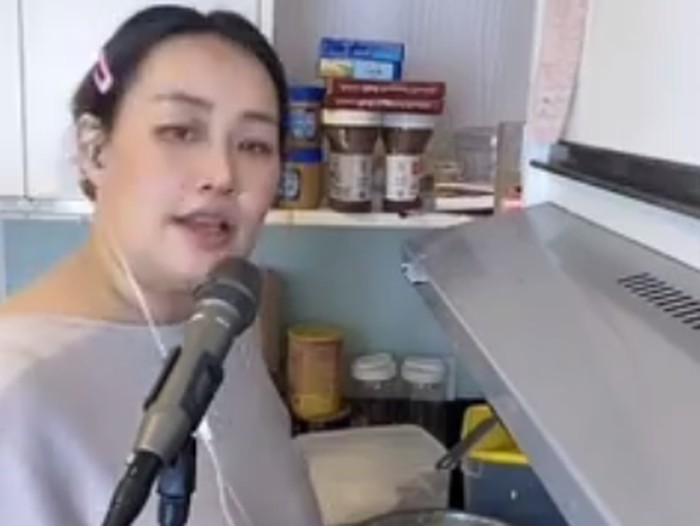 Aksi Pinkan Mambo Buat Pesanan Donat Sambil Live di TikTok