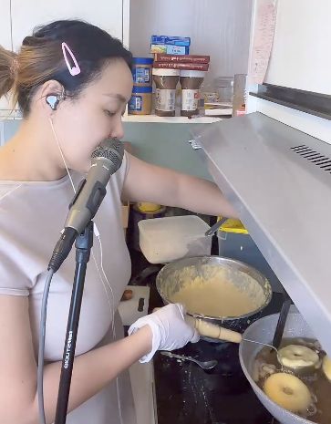 Aksi Pinkan Mambo Buat Pesanan Donat Sambil Live di TikTok