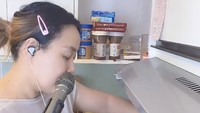 Setelah adonan setengah matang, Pinkan Mambo akan melepaskan donat dari cetakannya. Donat kemudian digoreng hingga kecokelatan atau benar-benar matang. Foto: TikTok/@pinkan_mambo1111