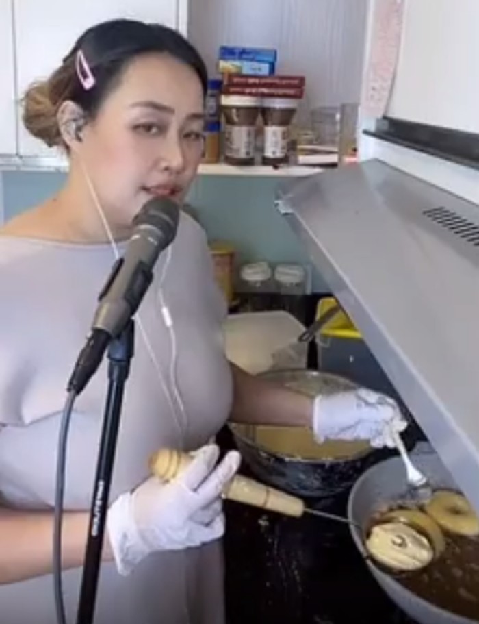 Aksi Pinkan Mambo Buat Pesanan Donat Sambil Live Di Tiktok