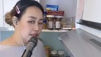 Adonan tersebut kemudian dimasukkan pada sutil khusus. Bentuknya bulat dengan pemisah di bagian tengah, untuk menjaga adonan tetap bulat selama proses memasak hingga setengah matang. Foto: TikTok/@pinkan_mambo1111