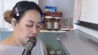 Bukan seperti adonan donat pada umumnya, donat milik Pinkan Mambo adonannya lebih cair. Ia mengambil secukupnya adonan donat untuk kemudian ditimbang pada ukuran yang telah ditentukan. Foto: TikTok/@pinkan_mambo1111