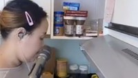 Saat membuat pesanan donat dari pelanggannya, Pinkan Mambo memasak sambil live TikTok. Ia juga mengundang pengikutnya (followers) untuk live bersama menemani dirinya memasak. Foto: TikTok/@pinkan_mambo1111