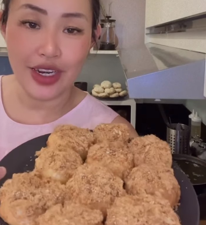Aksi Pinkan Mambo Buat Pesanan Donat Sambil Live di TikTok