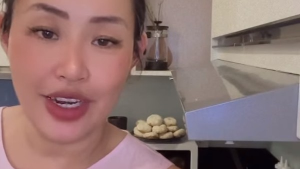 Aksi Pinkan Mambo Buat Pesanan Donat Sambil Live di TikTok