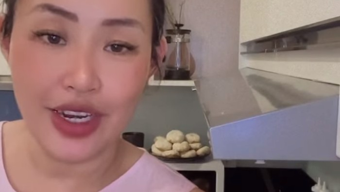 Aksi Pinkan Mambo Buat Pesanan Donat Sambil Live di TikTok