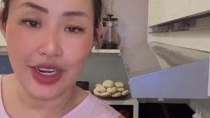 Aksi Pinkan Mambo Buat Pesanan Donat Sambil Live di TikTok
