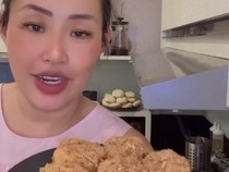 Aksi Pinkan Mambo Buat Pesanan Donat Sambil Live di TikTok