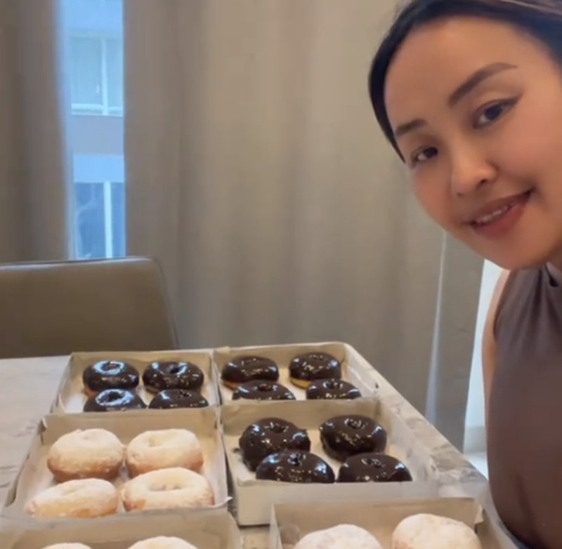 Aksi Pinkan Mambo Buat Pesanan Donat Sambil Live di TikTok