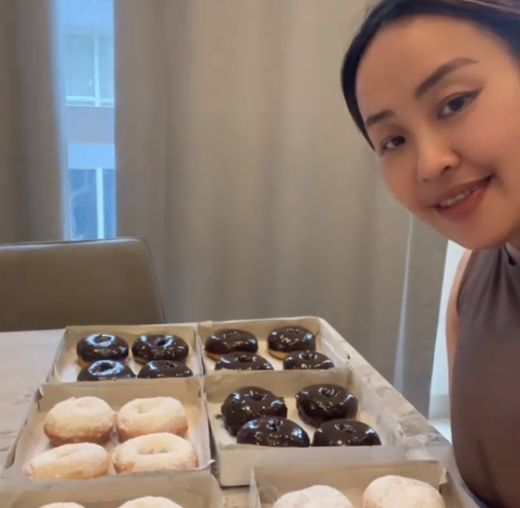 Aksi Pinkan Mambo Buat Pesanan Donat Sambil Live di TikTok