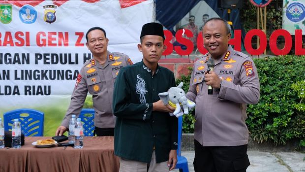 Polda Riau mengajak para siswa untuk menanam pohon. Pagi ini penanaman pohon dilakukan di SMK Labor Pekanbaru, dipimpin Kabid Humas Polda Riau Kombes Anom Karibianto, Jumat (18/7/2025).