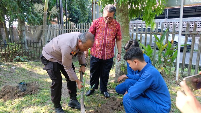 Polda Riau mengajak para siswa untuk menanam pohon. Pagi ini penanaman pohon dilakukan di SMK Labor Pekanbaru, dipimpin Kabid Humas Polda Riau Kombes Anom Karibianto, Jumat (18/7/2025).