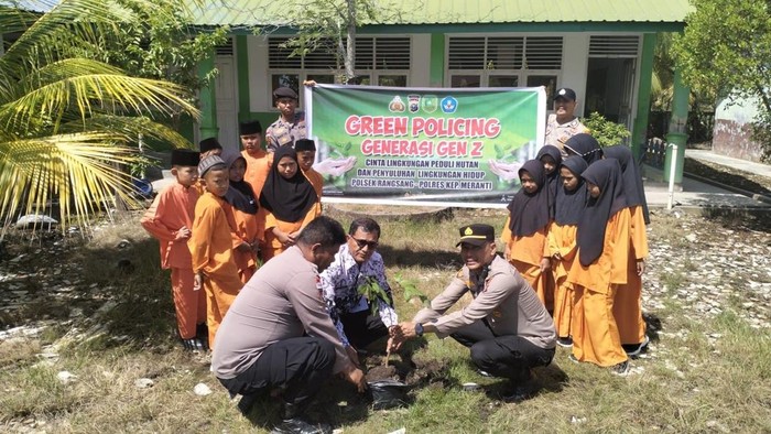 Polisi di Kepulauan Meranti mengajarkan anak-anak menanam pohon dan merawat lingkungan, Jumat (18/7/2025).
