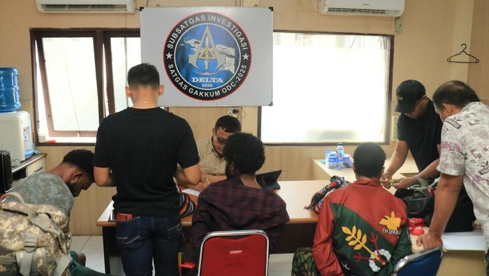 Polisi menangkap dua pelaku penyelundup amunisi di Pelabuhan Jayapura.