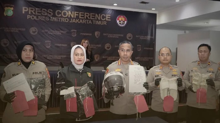 Polisi menangkap wanita berinisial HA (29) dan pria berinisial MR (20) karena membuang bayi di rumah Haji MT di Cakung. (dok Polres Jaktim)