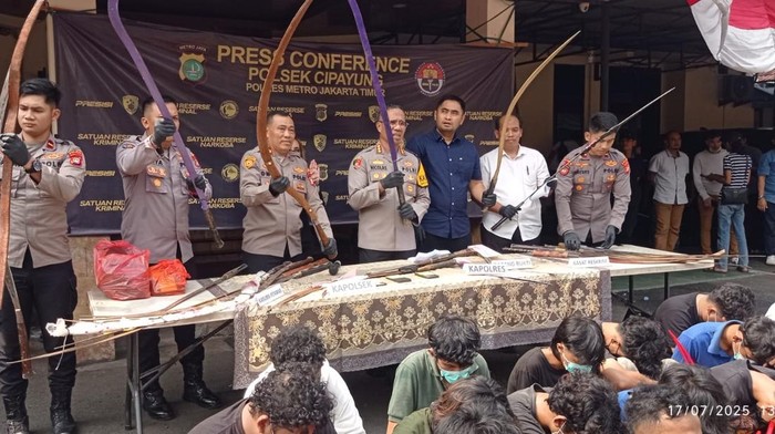 Polisi mendeteksi rencana tawuran melibatkan cukup banyak orang di Jakarta Timur (Jaktim). Puluhan orang dan senjata tajam (sajam) diamankan polisi. (dok Istimewa)