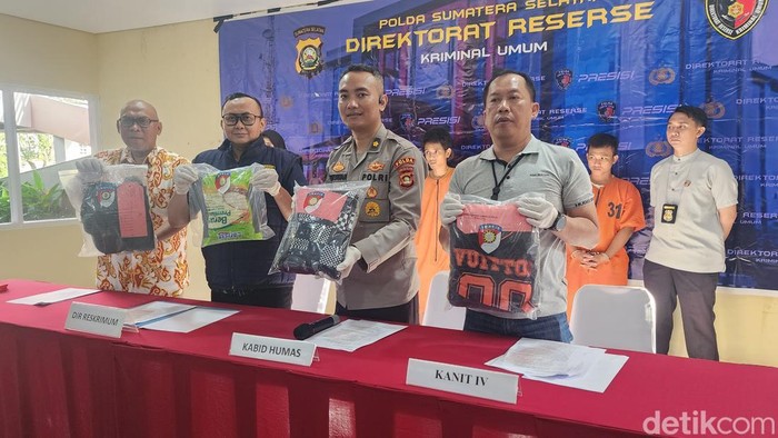 Polisi saat memberi keterangan soal kasus bobol minimarket