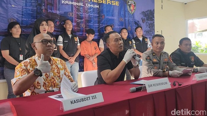 Polisi saat mengungkap kasus begal di Palembang.