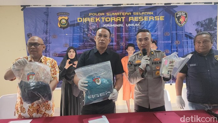 Polisi saat menunjukan barang bukti.