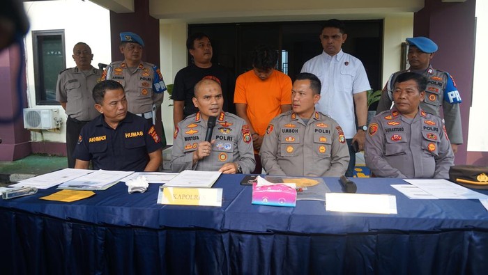 Pria di Cikarang ditangkap polisi usai menipu para pencari kerja hingga harus merugi puluhan juta. (dok.istimewa)