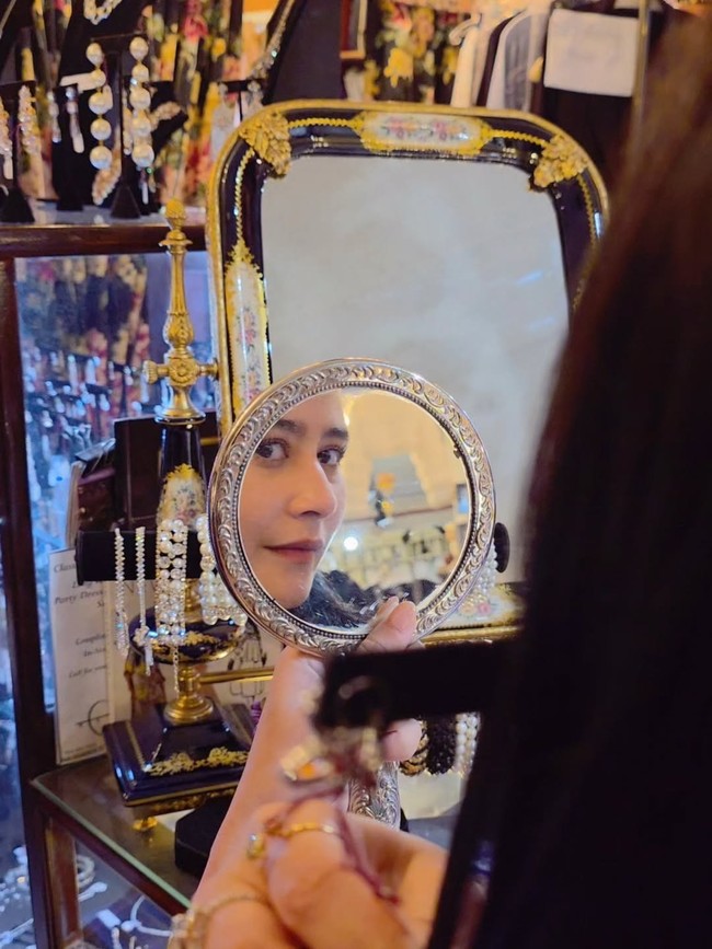 Prilly menjelaskan, toko milik Yvonne terkenal dengan koleksi pakaian berkualitas terbaik. Kain yang digunakan berasal dari berbagai negara. Banyak pula item fashion yang punya sentuhan antik dan berkelas. (Foto: Instagram/@prillylatuconsina96)