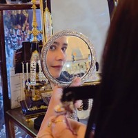 Prilly menjelaskan, toko milik Yvonne terkenal dengan koleksi pakaian berkualitas terbaik. Kain yang digunakan berasal dari berbagai negara. Banyak pula item fashion yang punya sentuhan antik dan berkelas. (Foto: Instagram/@prillylatuconsina96)