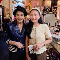 Hari yang dinanti aktris Prilly Latuconsina akhirnya tiba. Saat berada di New Orleans, Amerika Serikat, baru-baru ini, bintang film Bolehkah Sekali Saja Kumenangis tersebut akhirnya berjumpa dengan Yvonne Lafleur.  (Foto: Instagram/@prillylatuconsina96)