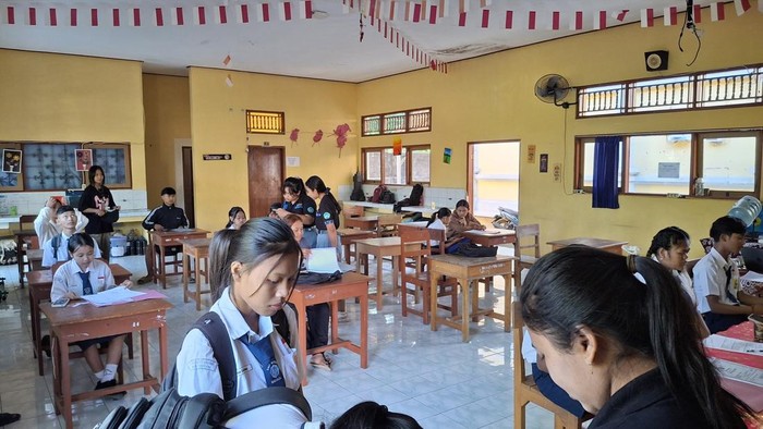 Proses daftar ulang di SMAN 1 Sukasada, Kecamatan Sukasada, Buleleng, Bali, beberapa waktu lalu.