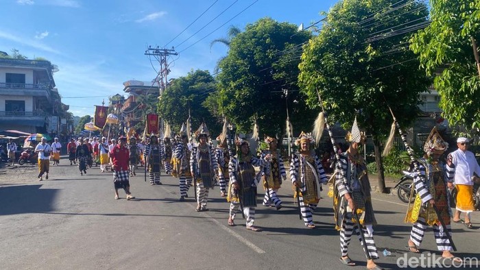 Prosesi mepeed serangkaian upacara Maligia Utama Puri Agung Karangasem, Jumat (18/7/2025) (Foto: I Wayan Selamat Juniasa/detikBalki)