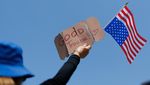 Ramai-ramai Warga AS Kritik Trump Lewat Aksi Protes di 1.600 Titik