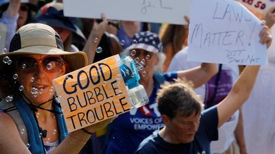 Ramai-ramai Warga AS Kritik Trump Lewat Aksi Protes di 1.600 Titik