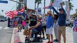 Ramai-ramai Warga AS Kritik Trump Lewat Aksi Protes di 1.600 Titik