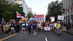 Ramai-ramai Warga AS Kritik Trump Lewat Aksi Protes di 1.600 Titik