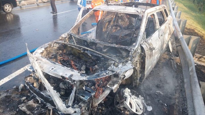 Range Rover terbakar di Tol Gempol-Pandaan.