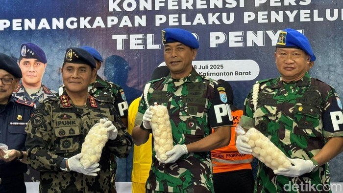 Ribuan telur penyu diamankan PSDKP Pontianak saat akan dikirim ke Malaysia.