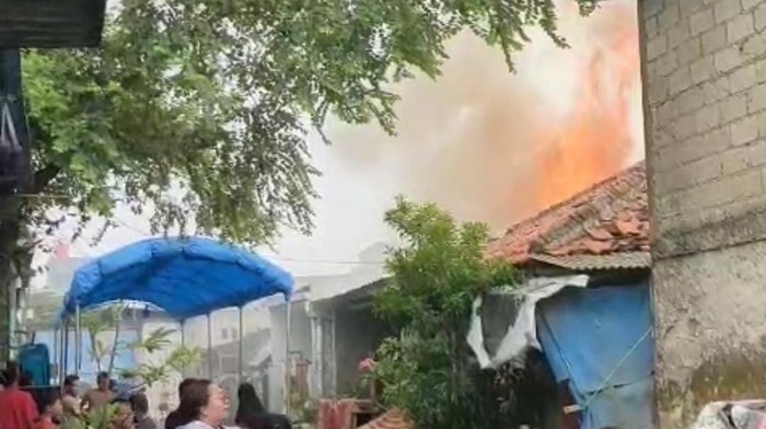 Kebakaran melanda rumah tinggal di kawasan Kalideres, Jakarta Barat (Jakbar), Jumat (18/7/2025). Lima unit mobil pemadam kebakaran (damkar) dikerahkan ke lokasi untuk memadamkan api.