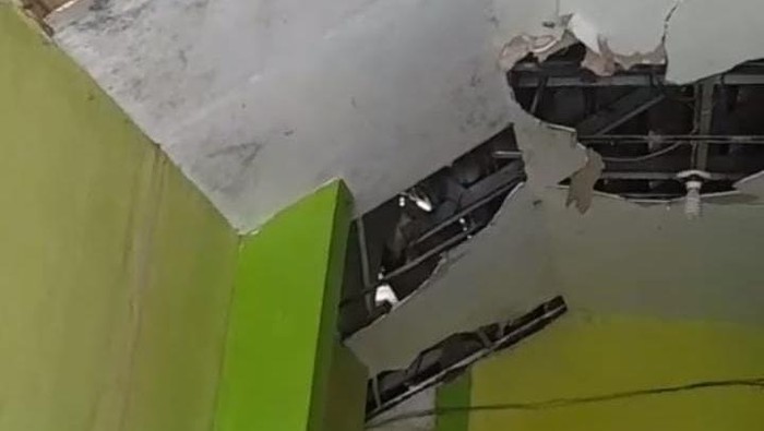 Rumah rusak akibat gempa di Probolinggo